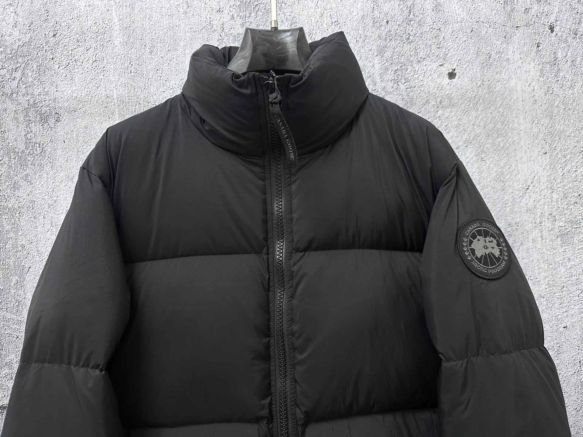 P840 【Canada gooes】Large Goose Sleeve Stand Collar Down Jacket Lawrence down jacket provides basic protection for daily adventures. Delicately soft fabric, this is a water-repellent fabric that is soft to the touch yet durable. Filled with extremely fluffy white duck down. This piece has a quilted body and structured down. Padded collar and reflective double-stripe grip tape. Extended hem and tucked-in inner rib-knit cuffs. Size: XS-2XL